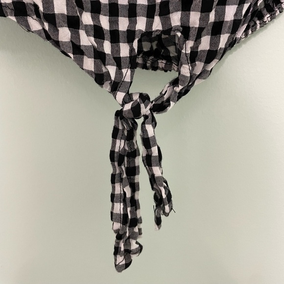 Such a fun crop top! Size M off the shoulder top. Black and white checkered. - Picture 4 of 8